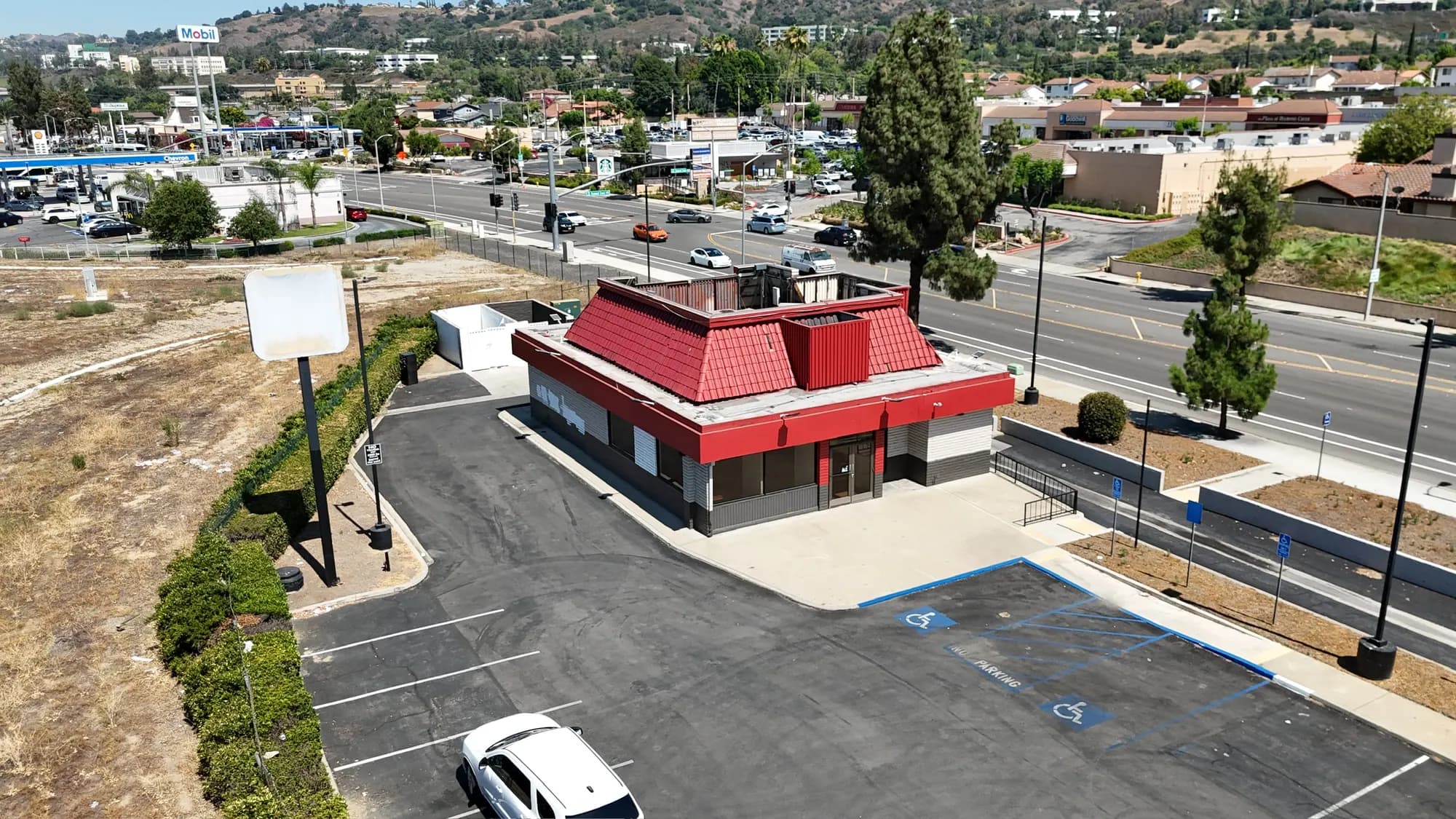 Aerial of a red-roofed restaurant pad building and its drive lane